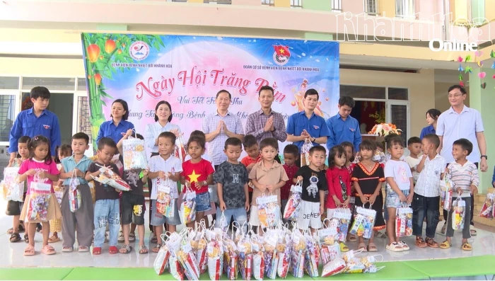 Bệnh viện Bệnh nhiệt đới Khánh Hòa tổ chức chương trình Trung thu tại xã Nam Khánh Vĩnh