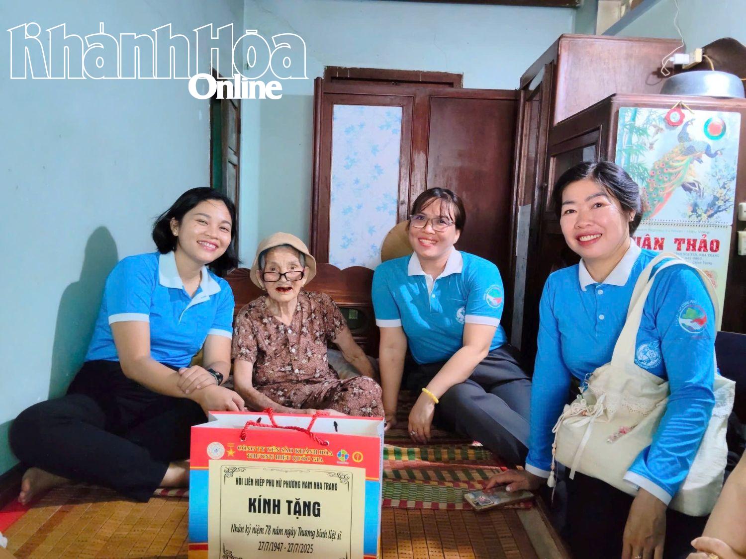 Hội Liên hiệp Phụ nữ phường Nam Nha Trang tặng quà thương binh Phạm Thị Biên nhân kỷ niệm 78 năm Ngày Thương binh - Liệt sĩ (27-7-1947 – 27-7-2025). 