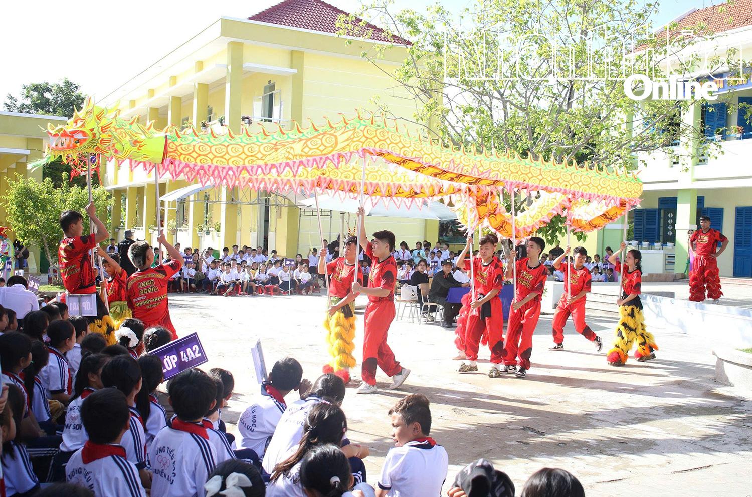 Chương trình mang đến không khí mùa Trung thu rộn ràng tại Trường Tiểu học Nguyễn Lựu.
