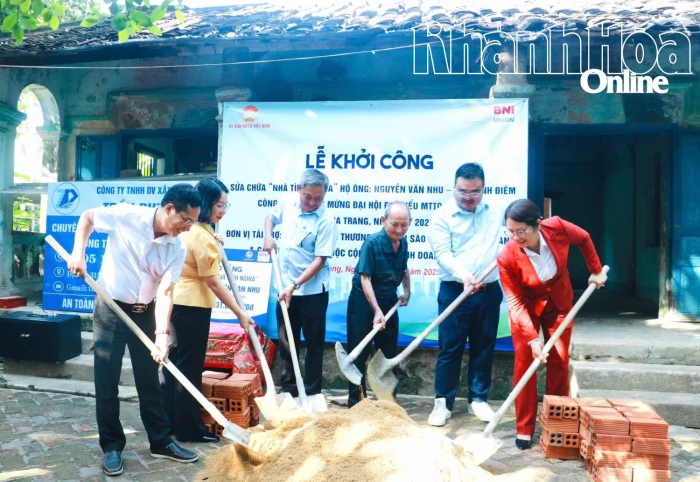 Ủy ban MTTQ Việt Nam phường Tây Nha Trang khởi công sửa chữa nhà tình nghĩa cho hộ dân khó khăn