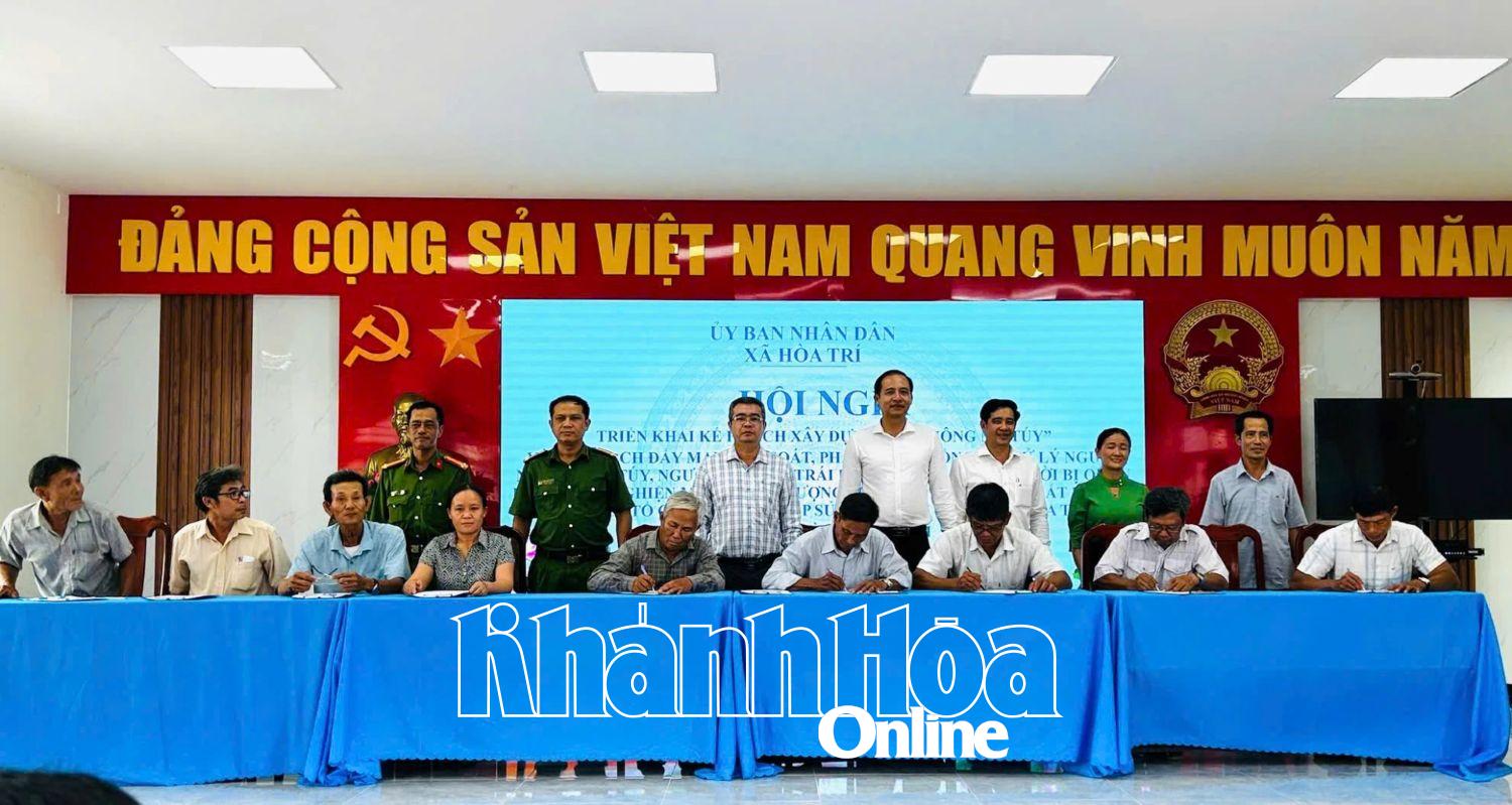 Đại diện các thôn ký cam kết thực hiện xây dựng xã không ma túy.