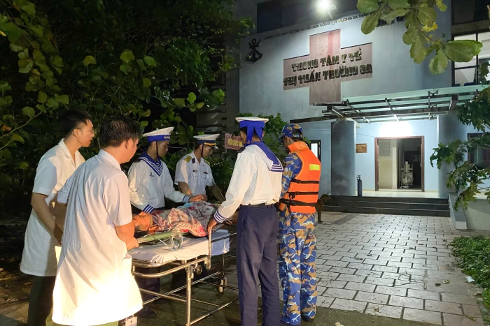 Bệnh xá đảo Trường Sa kịp thời cấp cứu ngư dân bị tai nạn lao động