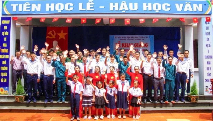 Rộn ràng khai giảng năm học mới ở đặc khu Trường Sa