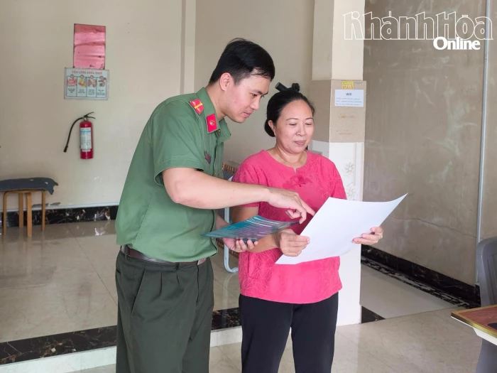 Công an xã Xuân Hải tăng cường tuyên truyền khai báo tạm trú, tạm vắng