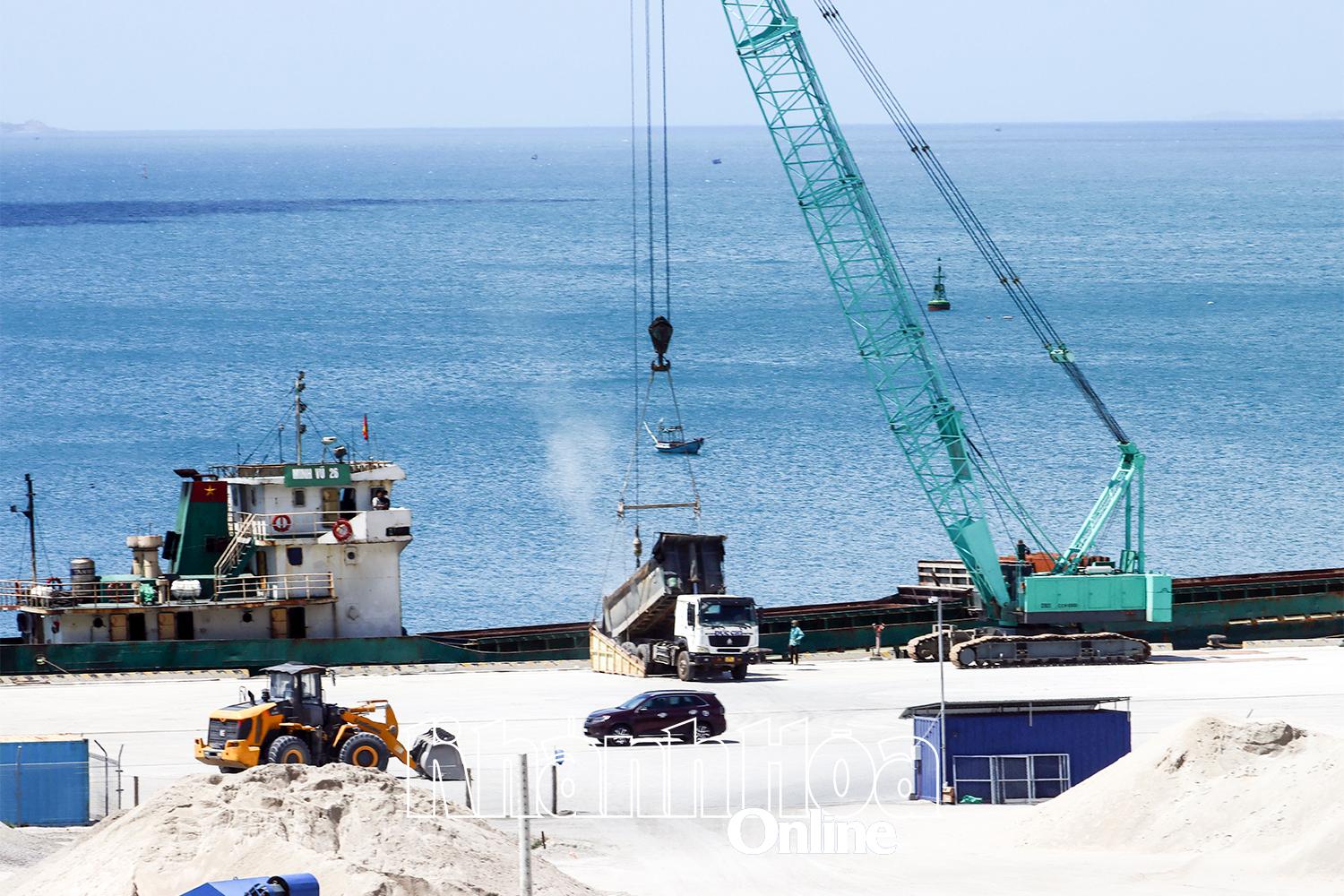 Cảng biển tổng hợp Cà Ná.
