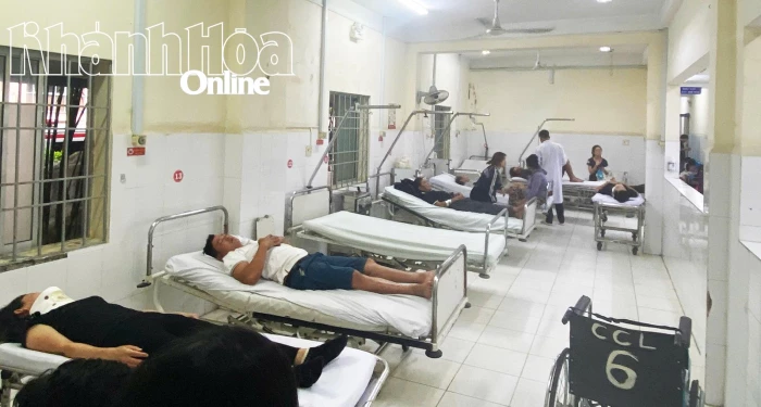 Xe tải tông đuôi xe khách, 13 hành khách nhập viện