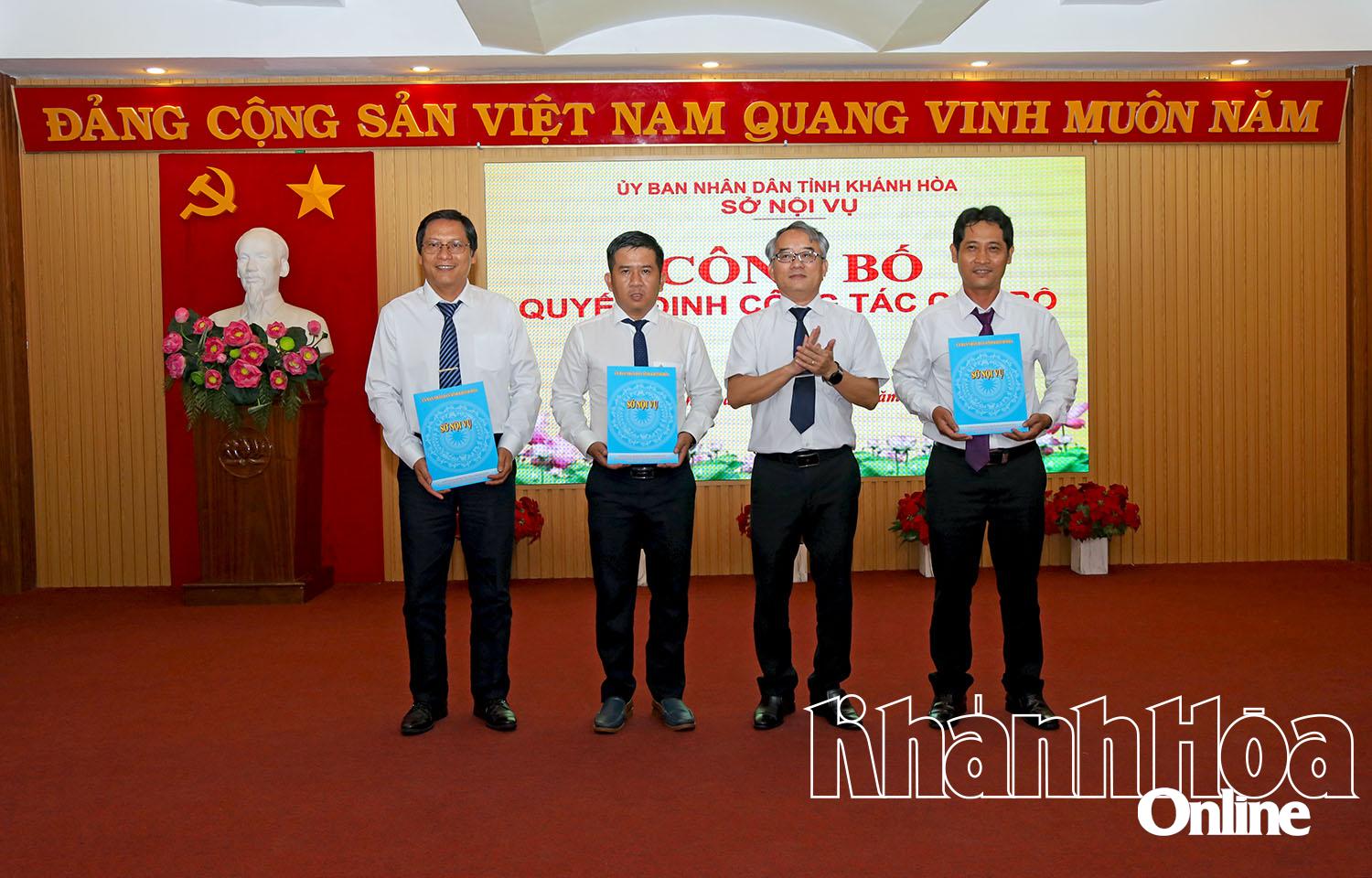 Lãnh đạo Sở Nội vụ trao các quyết định về công tác cán bộ. 