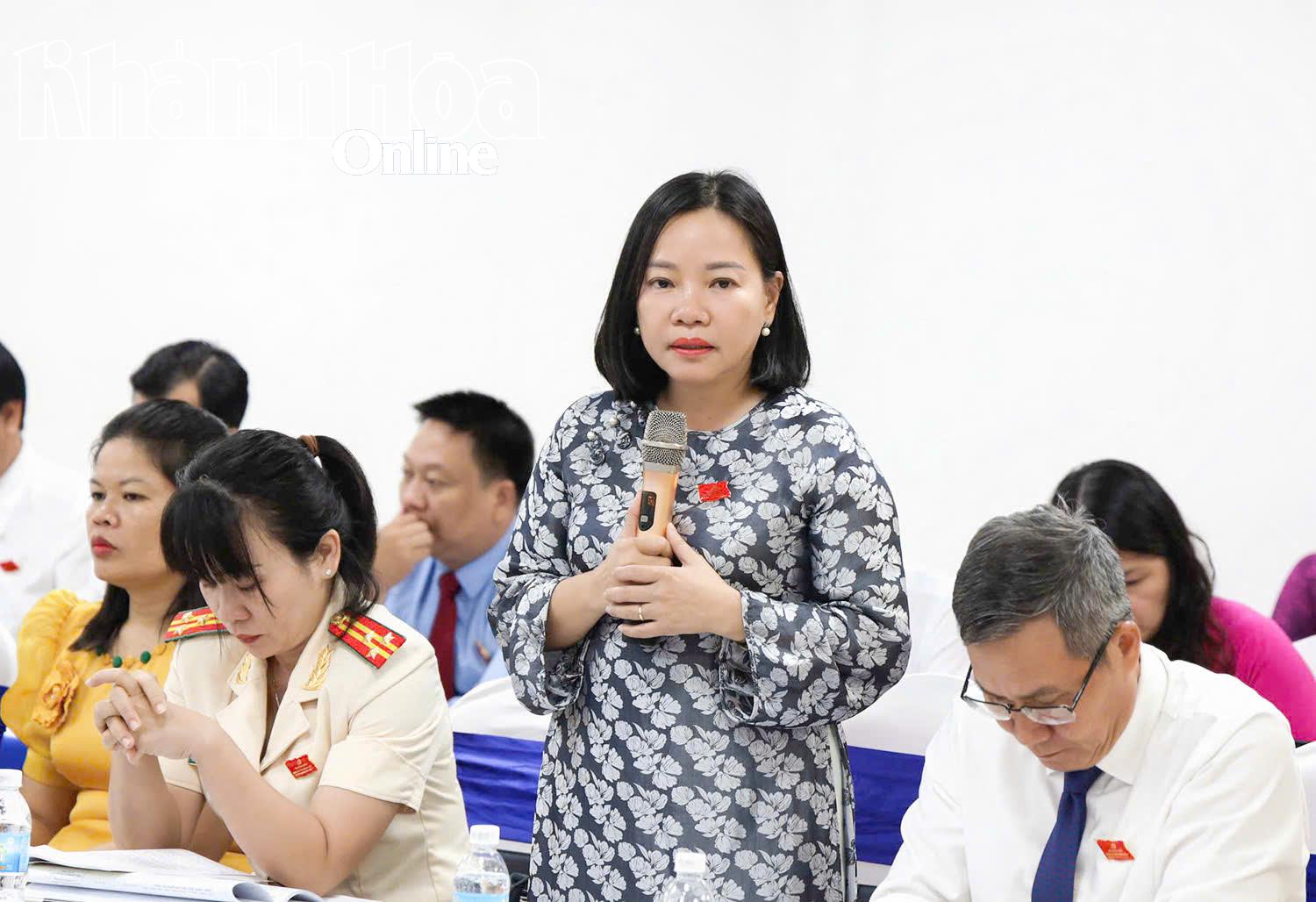 Đại biểu Thái Thị Lệ Hằng - Tổng Biên tập Báo và Phát thanh, Truyền hình Khánh Hoà phát biểu tại tổ số 10.