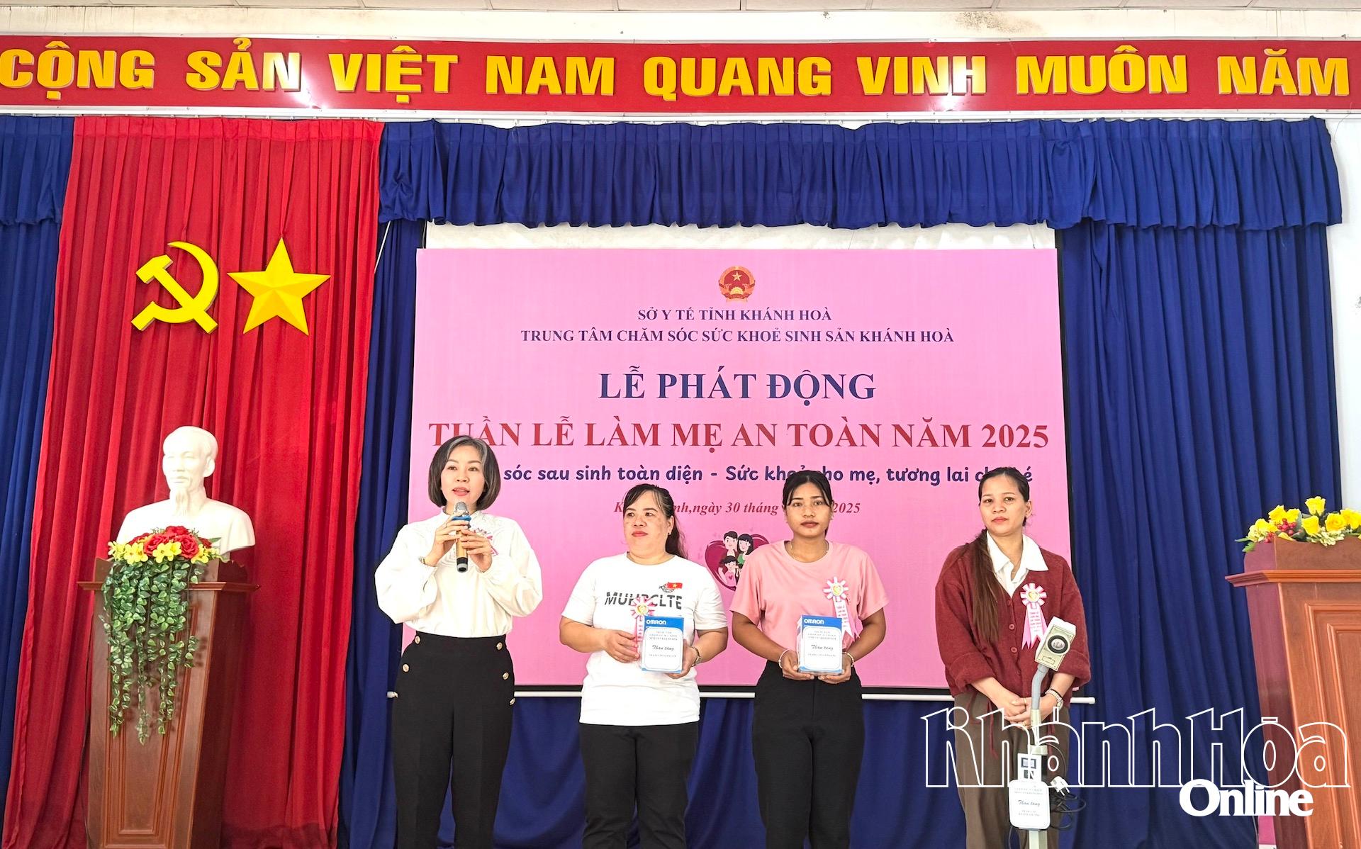 Lãnh đạo Trung tâm Chăm sóc sức khoẻ sinh sản tỉnh trao tặng thiết bị y tế chăm sóc sức khoẻ phụ nữ cho một số trạm y tế