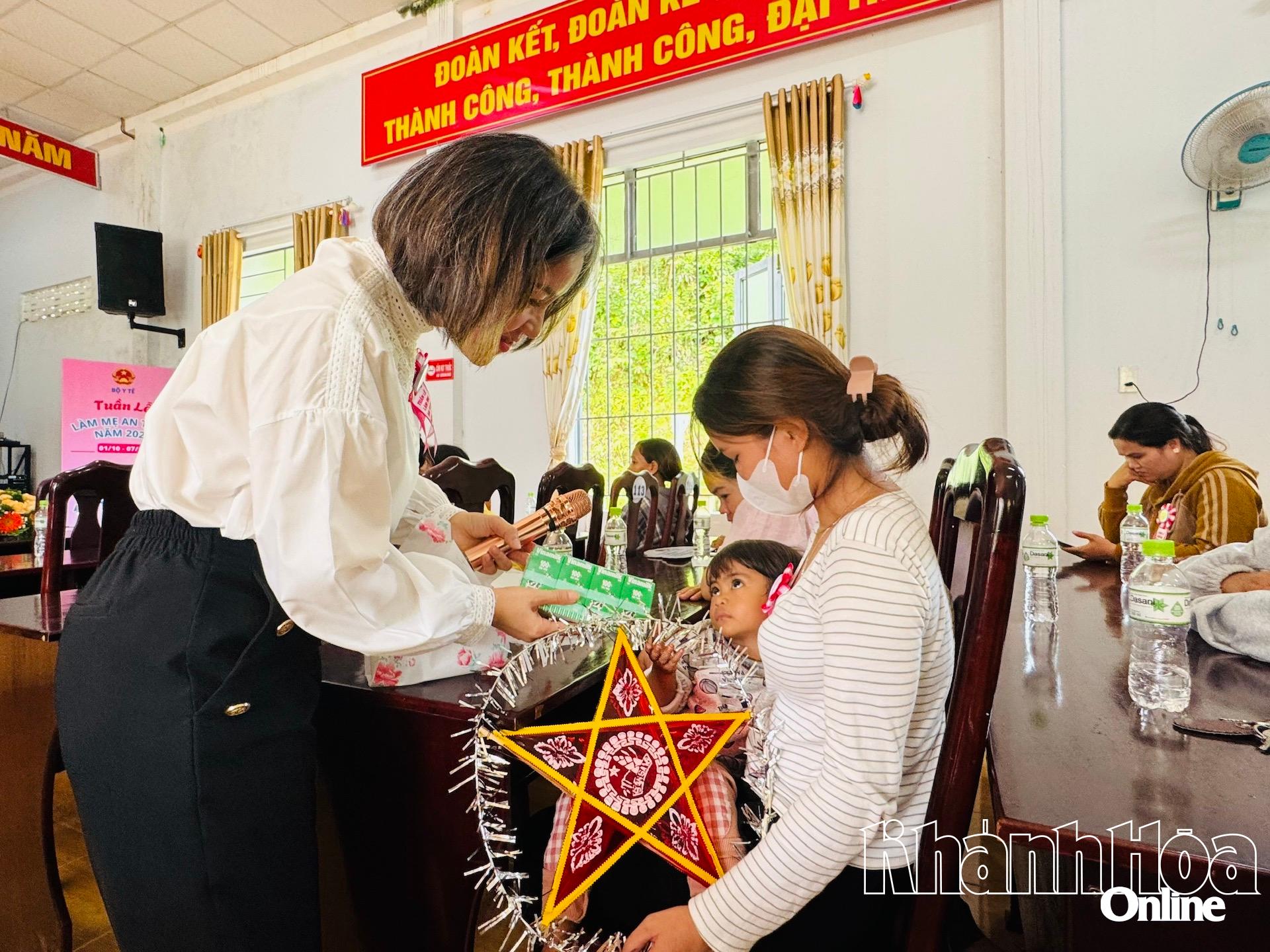 Trao tặng quà cho trẻ cùng mẹ tham gia lễ phát động