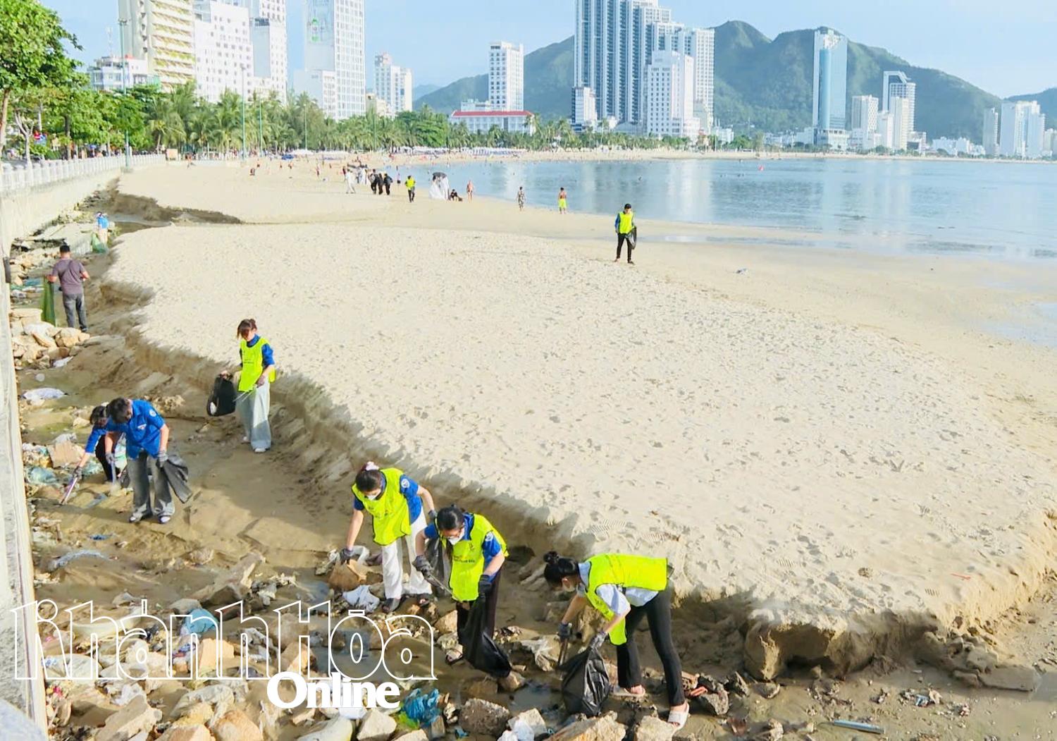 Volunteers pick up trash at the beach in Hon Chong area.
