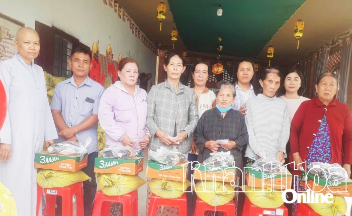 Ủy ban MTTQ Việt Nam xã Xuân Hải phối hợp trao 150 suất quà cho người nghèo