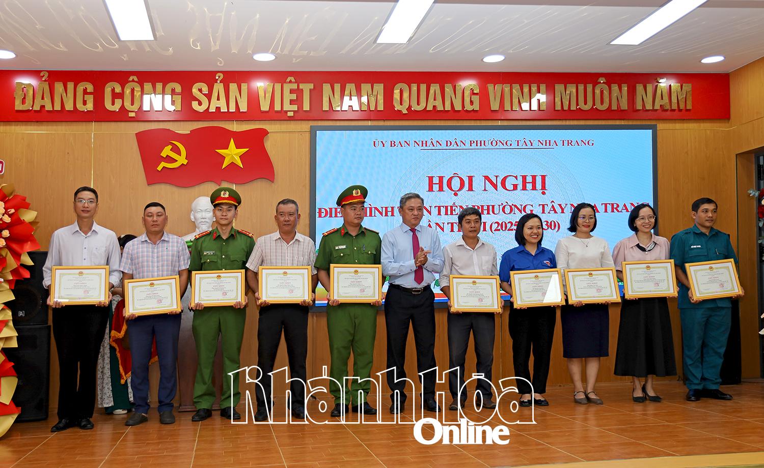 Các cá nhân được nhận giấy khen.