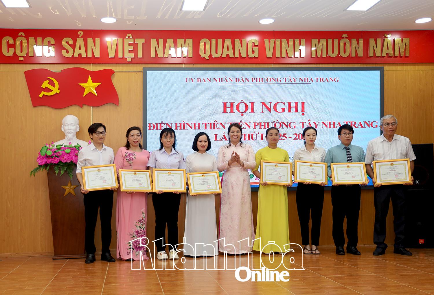 Các cá nhân được nhận giấy khen.