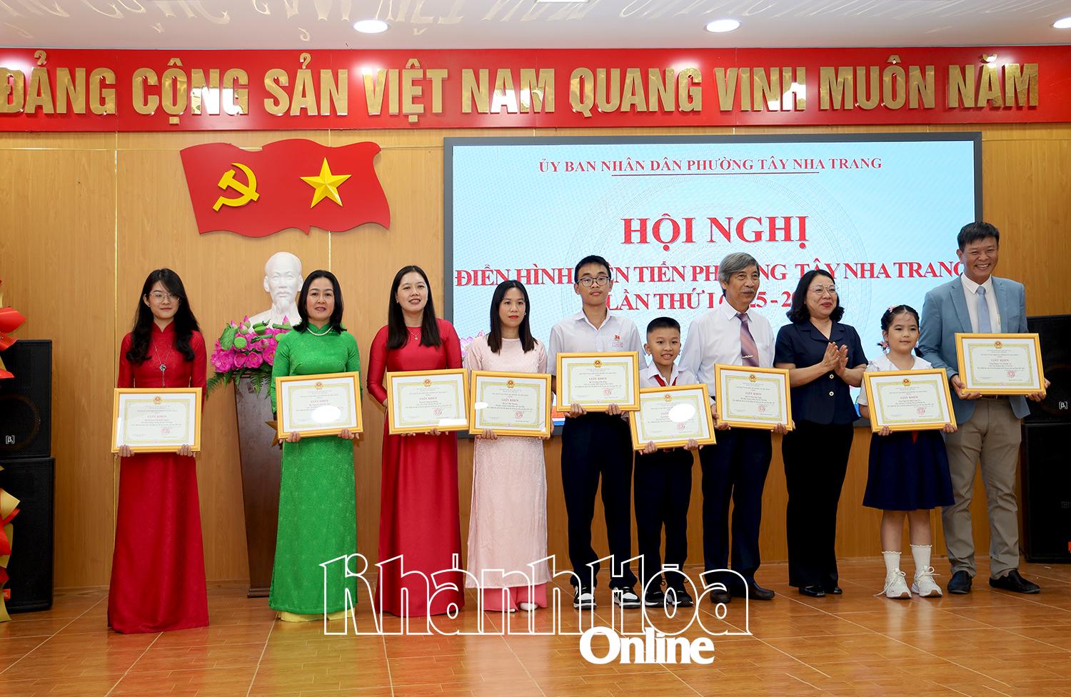 Các cá nhân được nhận giấy khen.