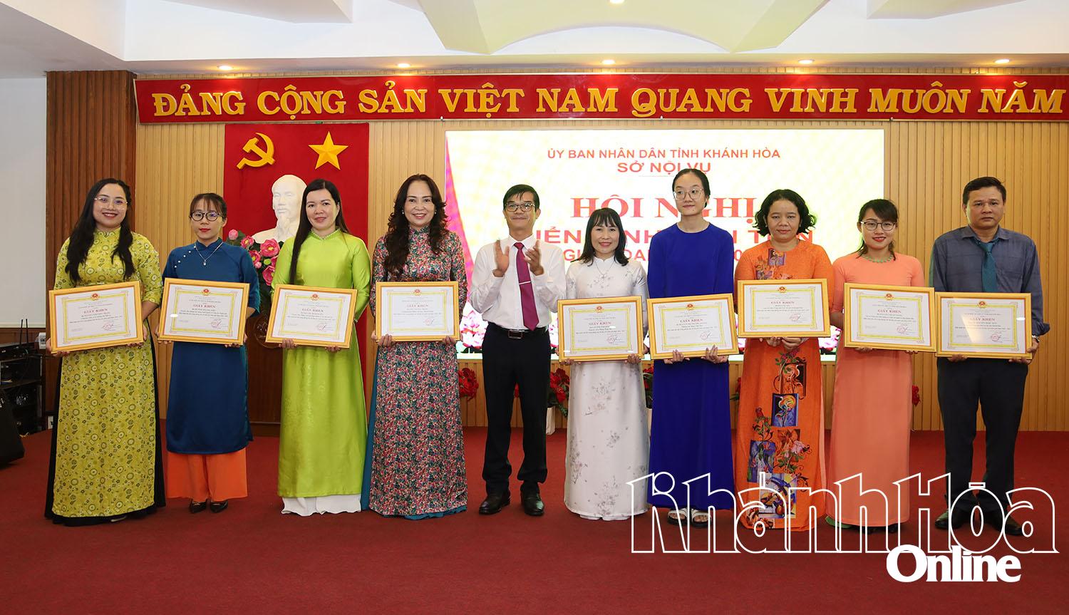 Các cá nhân được nhận giấy khen. 