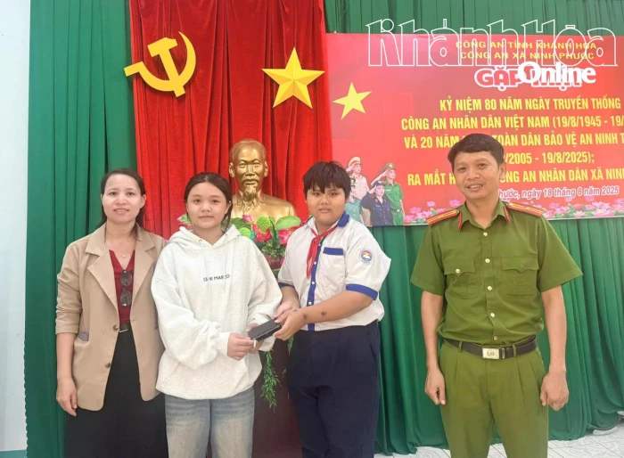 Một học sinh trả lại 2,3 triệu đồng cho người đánh rơi