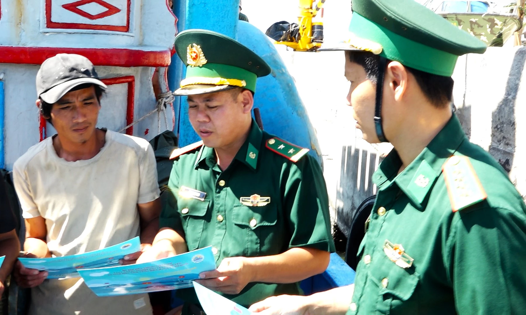 Cán bộ Đồn Biên phòng Cửa khẩu cảng Cà Ná tuyên truyền cho ngư dân chống khai thác hải sản bất hợp pháp (IUU).