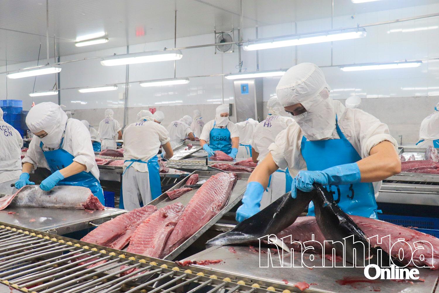 Processing seafood for export at Hai Vuong Company Limited.