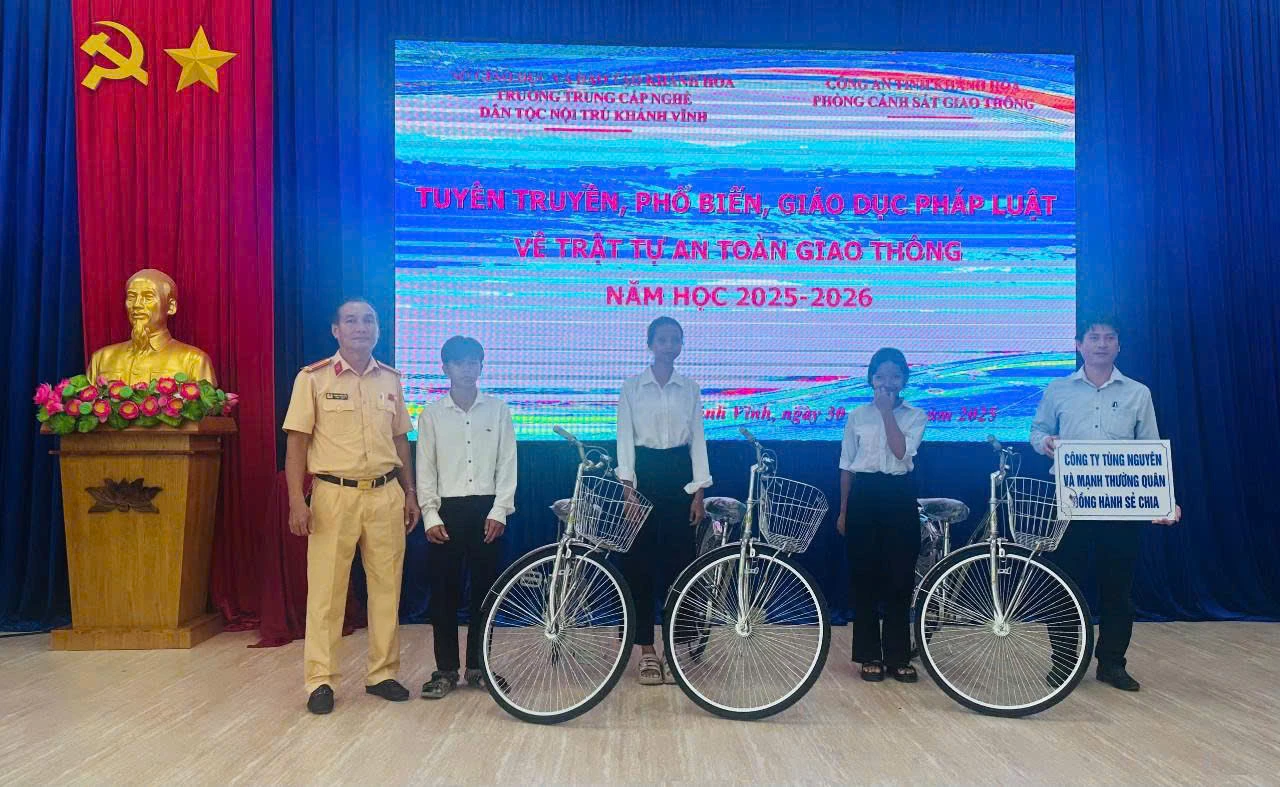 Đại diện Phòng Cảnh sát giao thông tặng xe đạp cho học sinh
