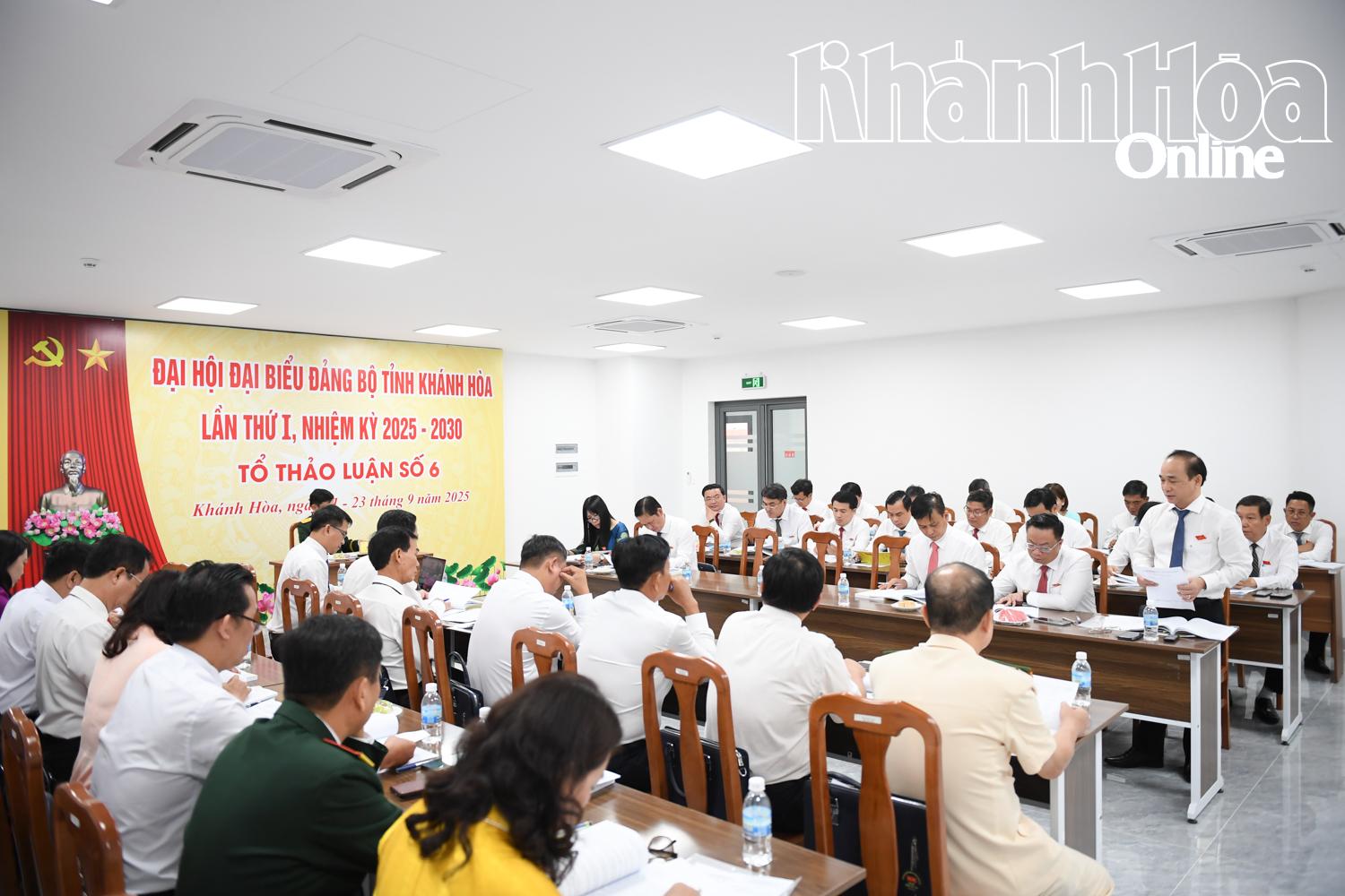 Quang cảnh tổ thảo luận số 6. 