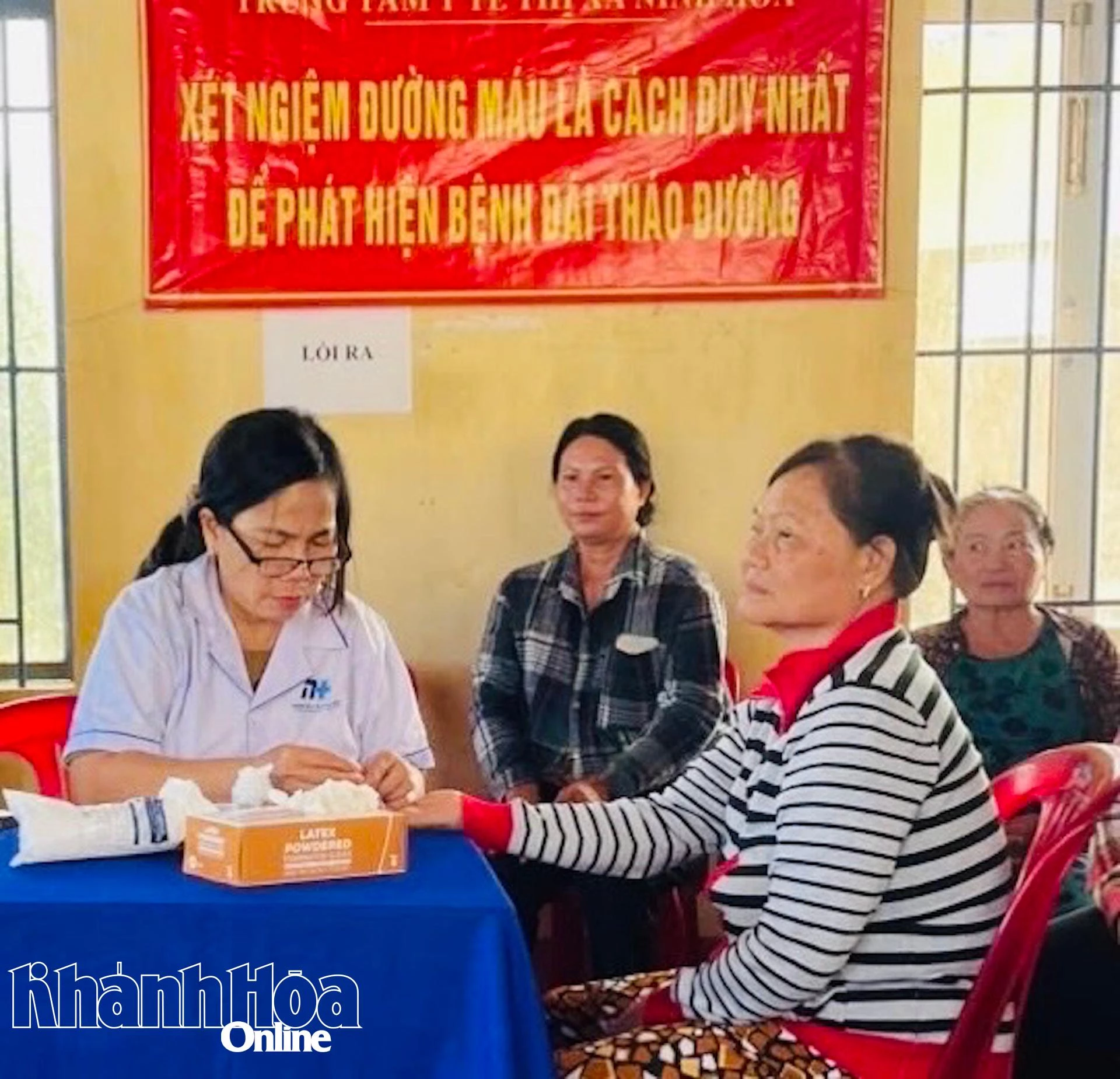 Cán bộ y tế xét nghiệm máu phát hiện bệnh đái tháo đường cho người dân ở tỉnh Khánh Hòa