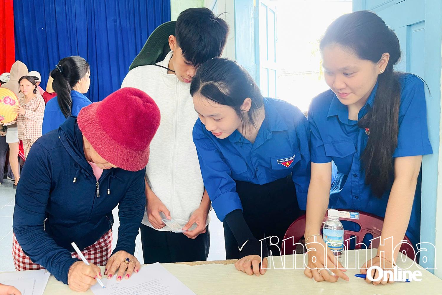 Đoàn viên, thanh niên xã Đại Lãnh hỗ trợ người dân nhận quà của Đảng, Nhà nước dịp Quốc khánh 2-9.