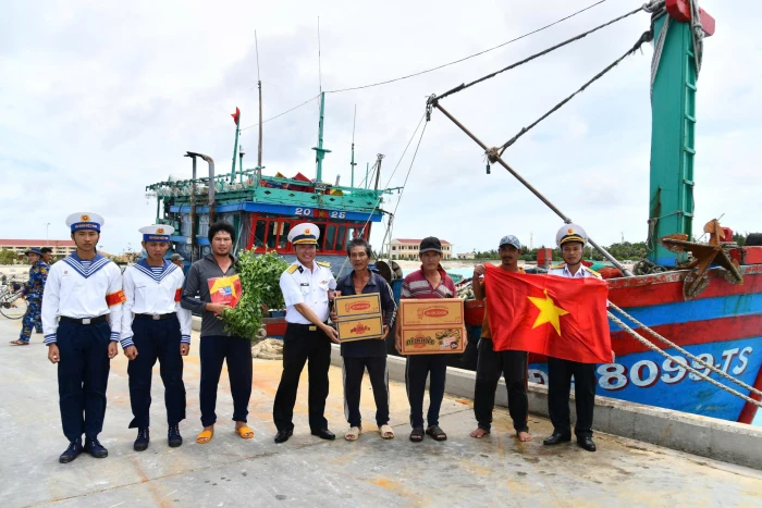 Cán bộ, chiến sĩ đảo Sơn Ca hỗ trợ tàu cá gặp sự cố trên biển