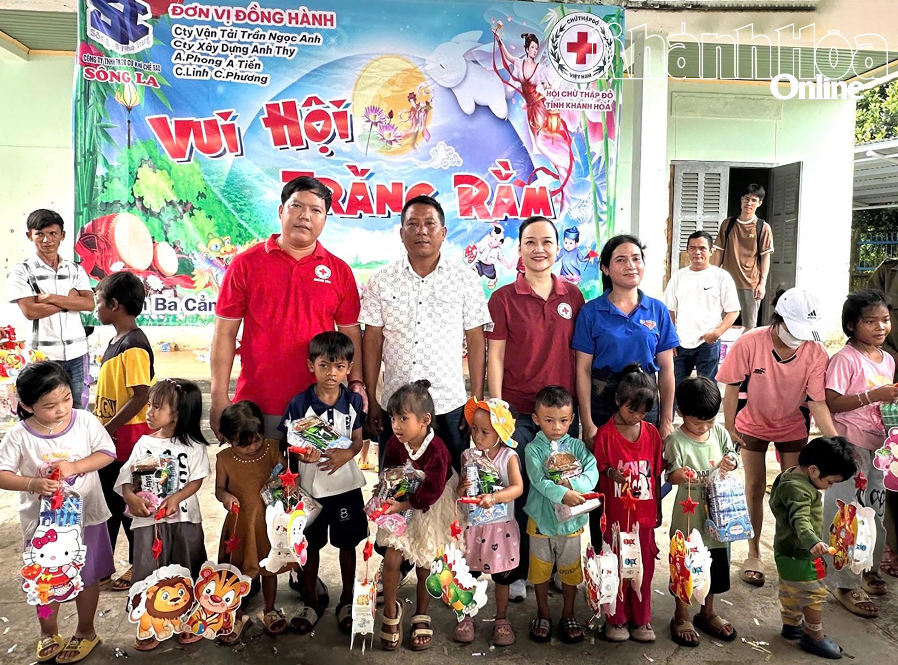 Trẻ em ở thôn Ba Cẳng, xã Trung Khánh Vĩnh nhận quà từ chương trình.