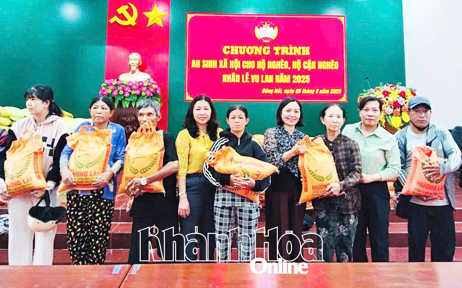 Lãnh đạo Ủy ban MTTQ Việt Nam phường Đông Hải tặng quà cho các hộ dân.