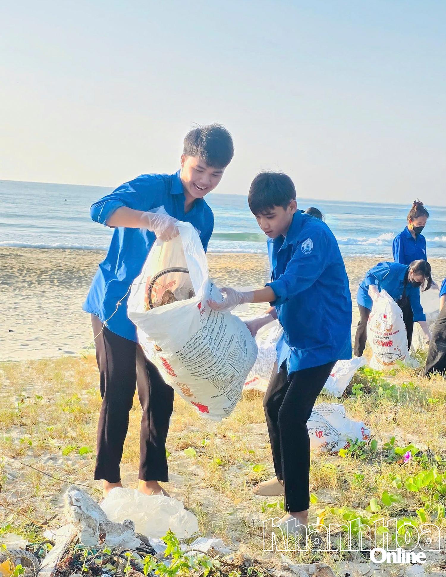 Đoàn viên, thanh niên xã Đại Lãnh phối hợp
với nhóm Môi trường xanh tổ chức ra quân
làm sạch môi trường biển.