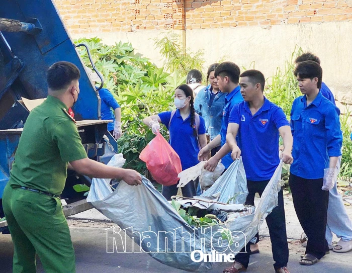 Đoàn phường Phan Rang ra quân Ngày Chủ nhật xanh