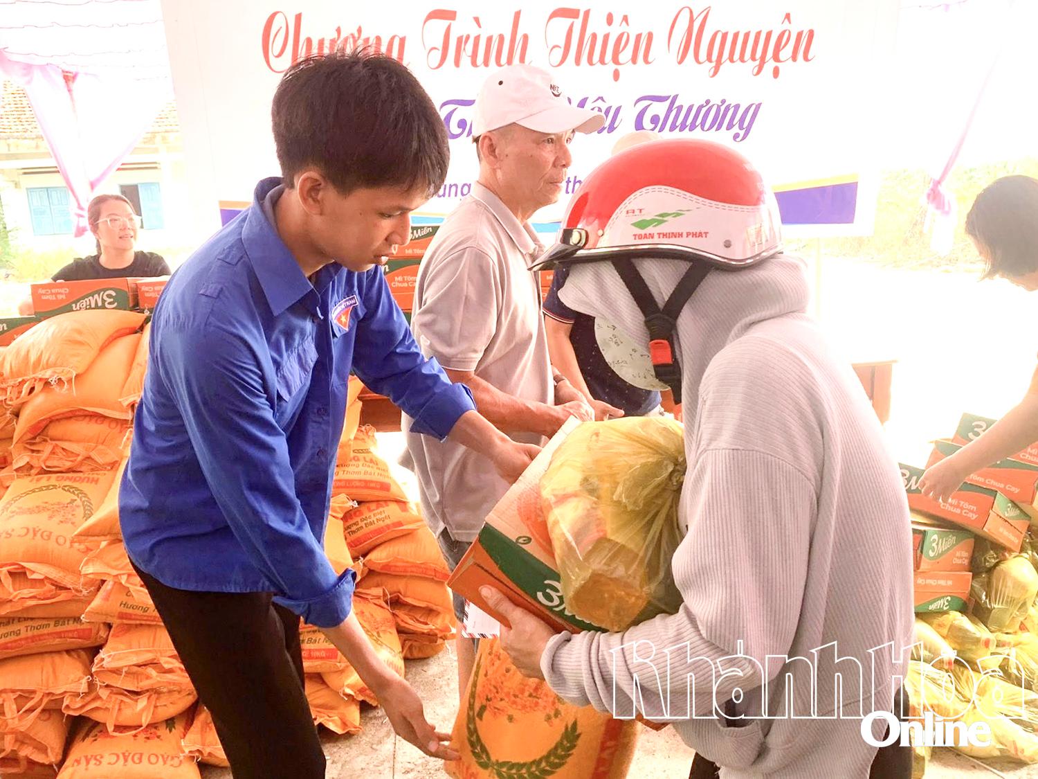 Hành trình yêu thương trao quà
cho người dân có hoàn cảnh khó khăn
do Đoàn xã Anh Dũng phối hợp tổ chức.