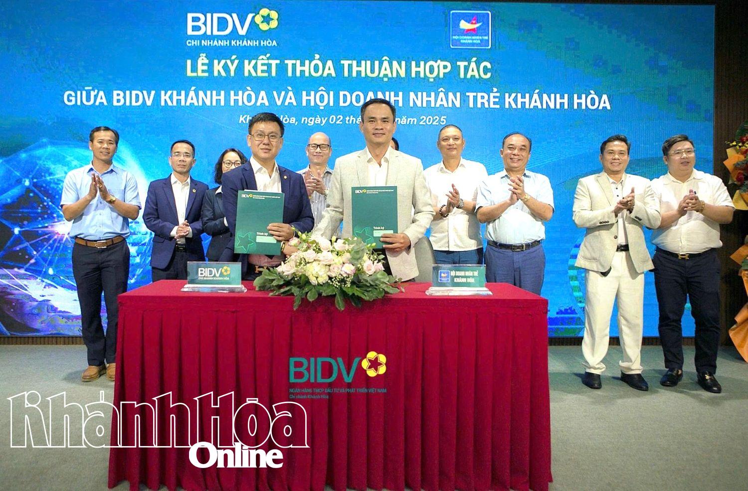 Lãnh đạo Hội Doanh nhân trẻ tỉnh và Ngân hàng BIDV Chi nhánh Khánh Hòa ký kết hợp tác.