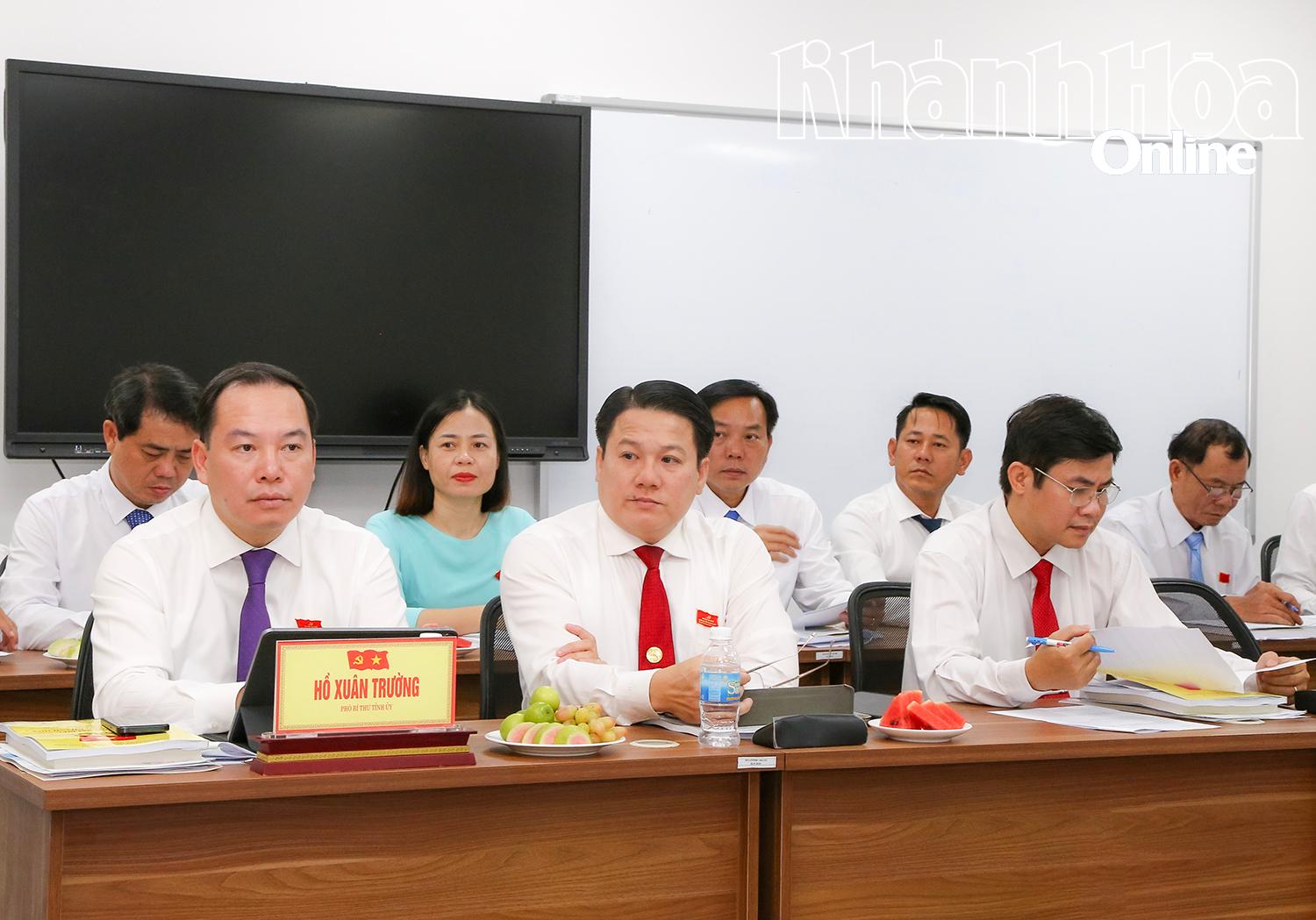 Đại biẻu Hồ Xuân Trường tham gia thảo luận tại tổ số 5. 