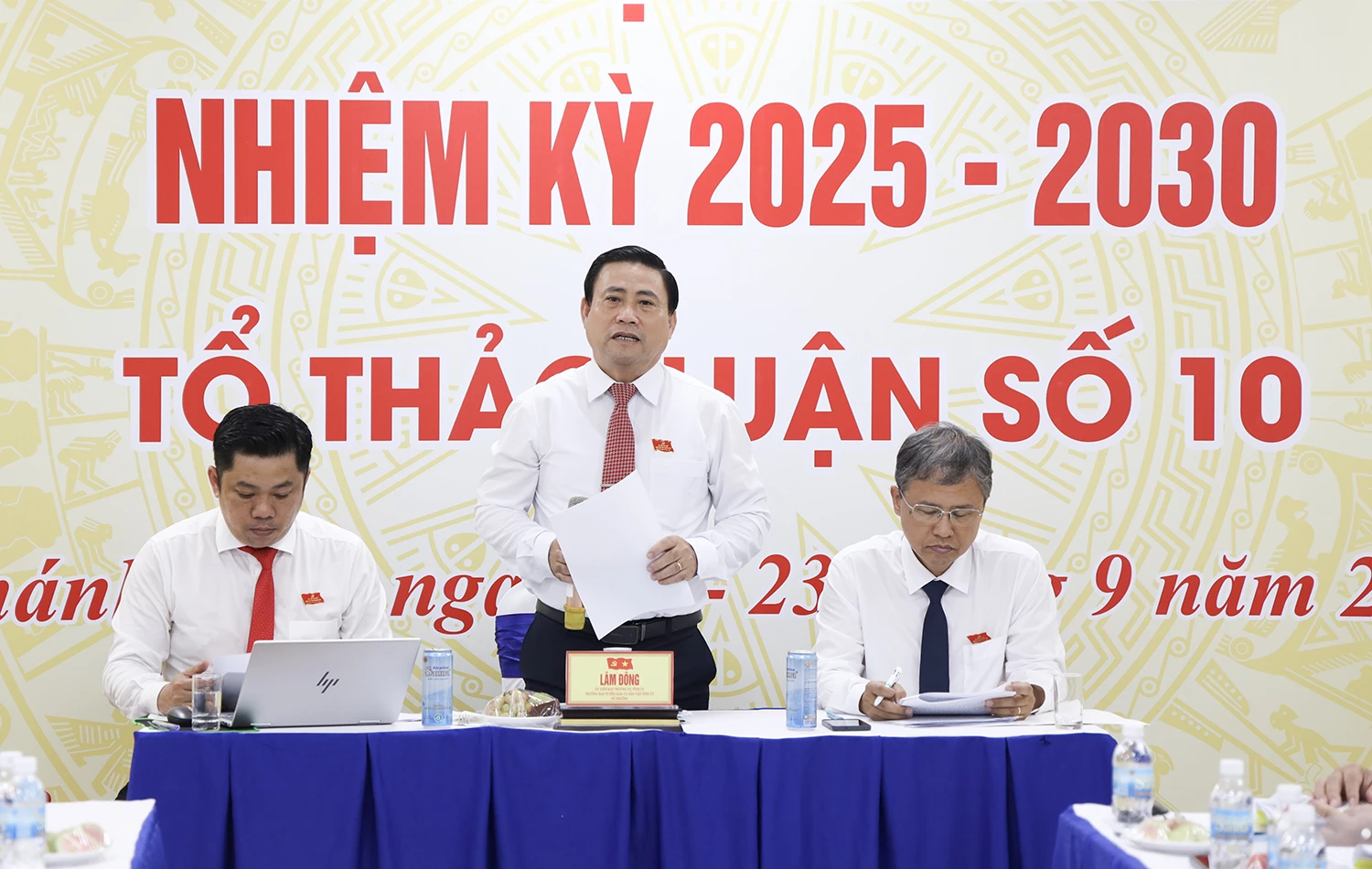 Đại biểu Lâm Đông - Ủy viên Ban Thường vụ Tỉnh ủy, Trưởng ban Tuyên giáo và Dân vận Tỉnh ủy chủ trì thảo luận tại tổ số 10. 