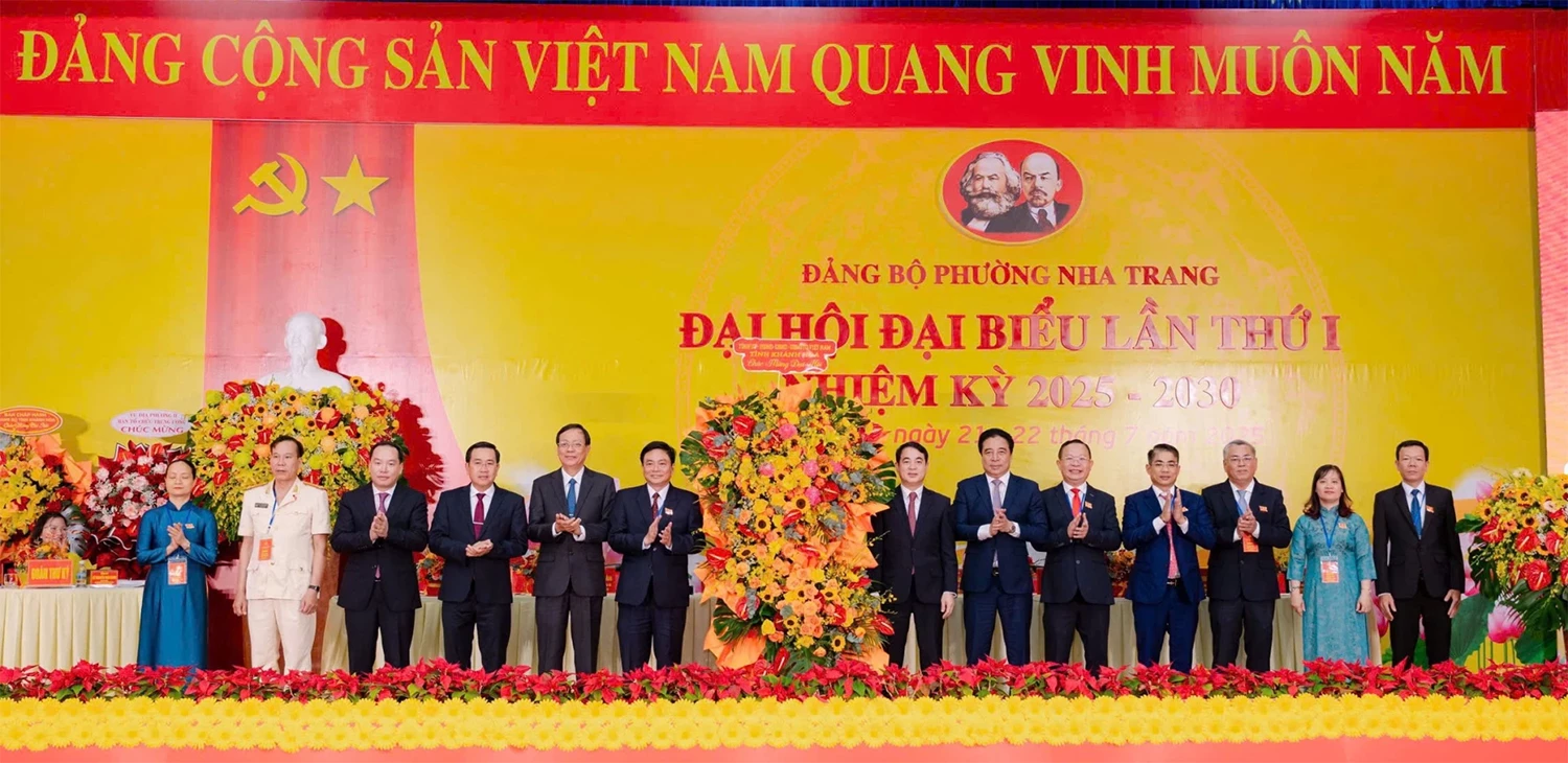 Đồng chí Nghiêm Xuân Thành - Ủy viên Trung ương Đảng, Bí thư Tỉnh ủy Khánh Hòa tặng hoa chúc mừng Ban Chấp hành Đảng bộ phường Nha Trang.