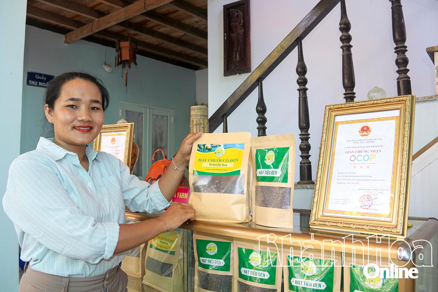 Hai sản phẩm hạt chuối cô đơn Vitơi Kutơu và hạt tiêu đen đã đạt chứng nhận OCOP 3 sao.
