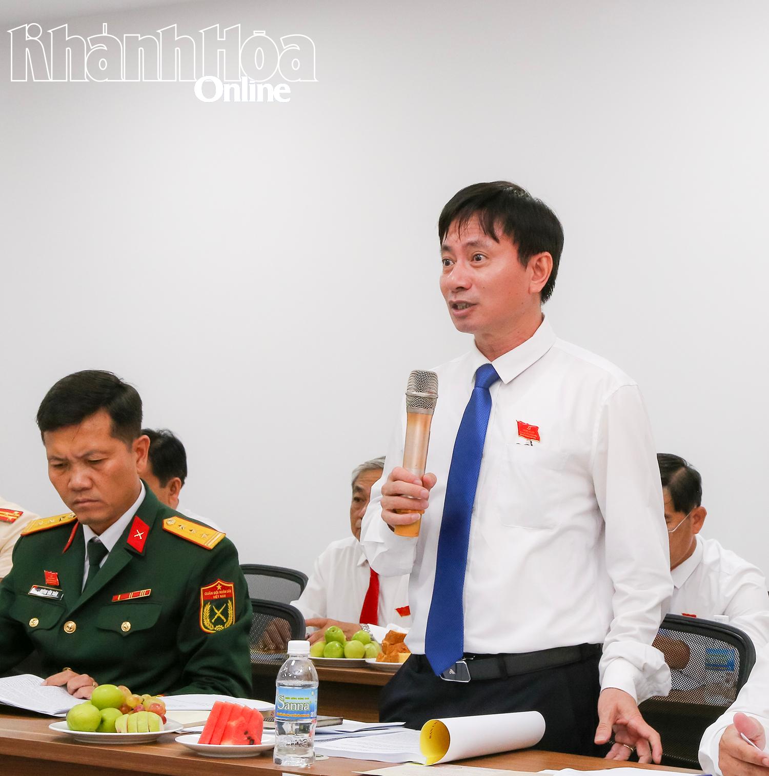 Đại biểu Phạm Quốc Hoàn phát biểu tại tổ số 5.