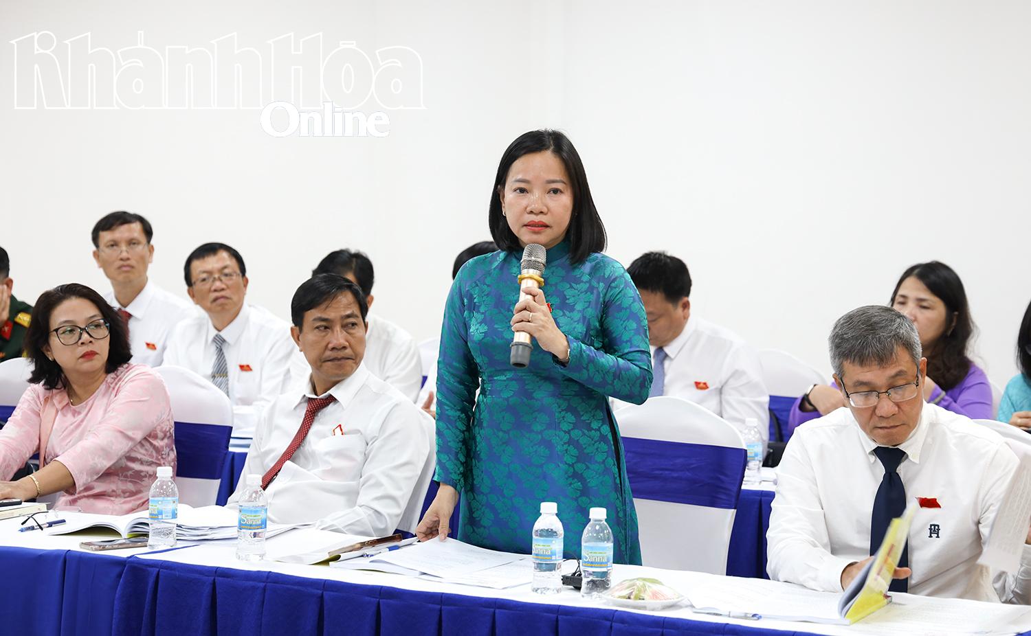 Đại biểu Thái Thị Lệ Hằng phát biểu. 