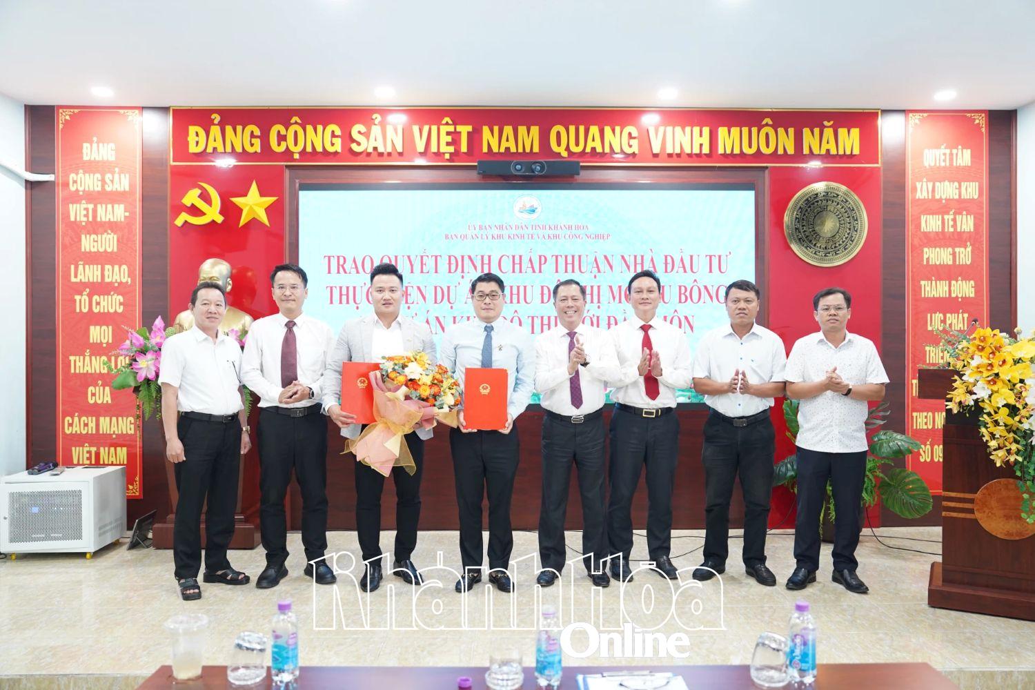 Lãnh đạo Ban Quản lý Khu kinh tế và Khu công nghiệp tỉnh trao quyết định chấp thuận đầu tư cho doanh nghiệp.