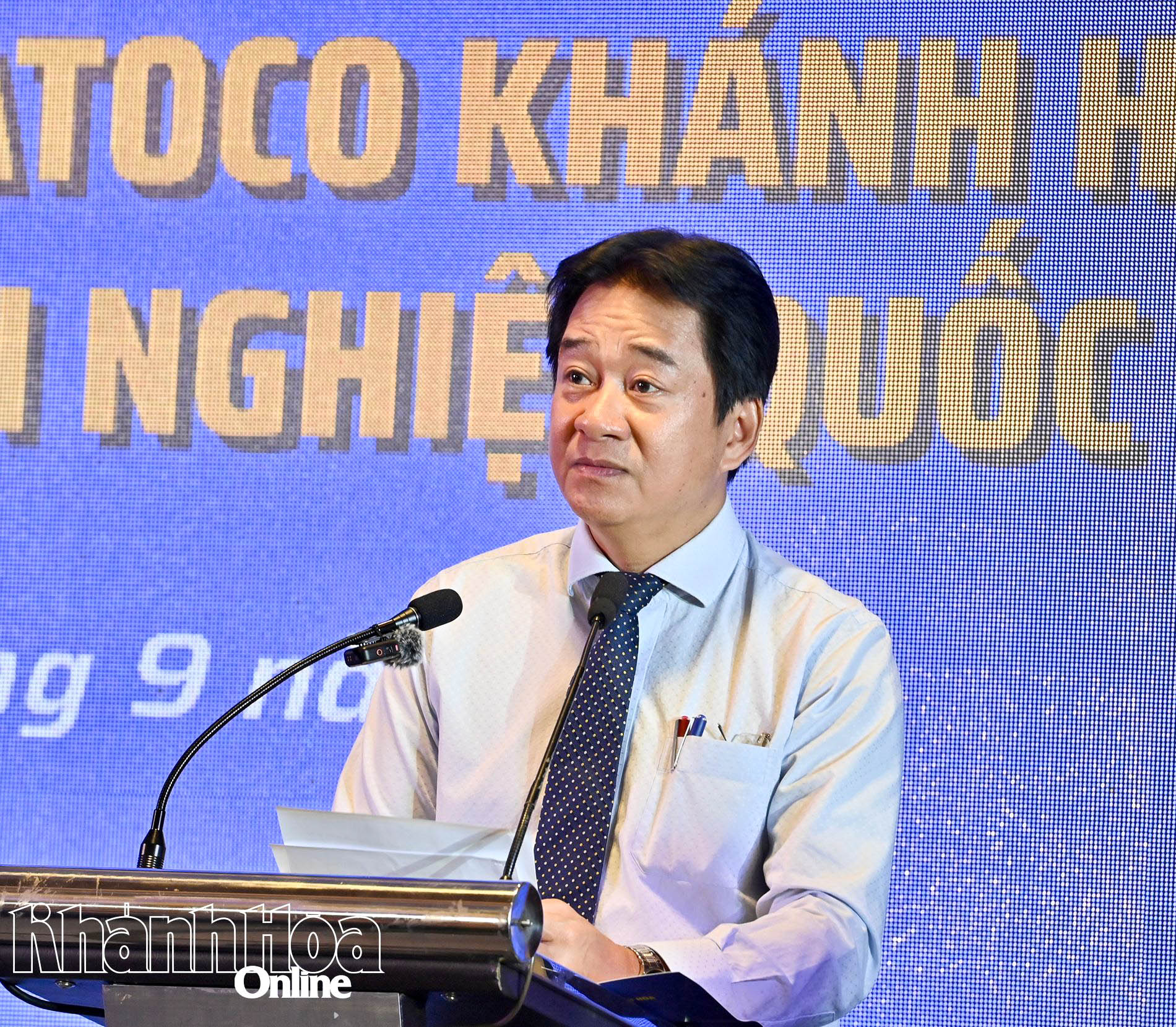 Đồng chí Nguyễn Long Biên - Ủy viên Ban Thường vụ Tỉnh ủy, Phó Chủ tịch UBND tỉnh phát biểu tại lễ xuất quân đội bóng Khatoco Khánh Hòa.