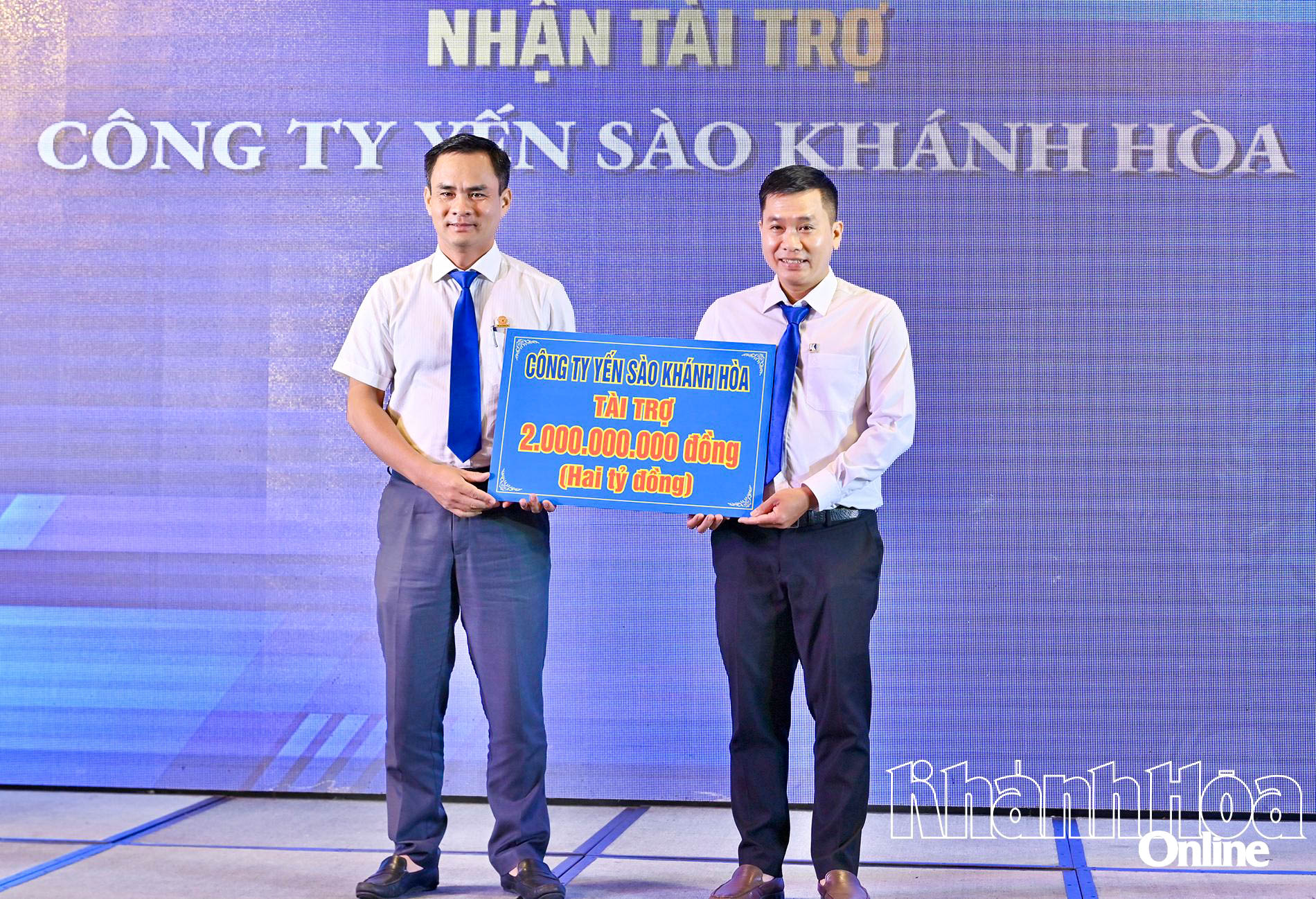 Lãnh đạo Công ty TNHH Nhà nước MTV Yến Sào Khánh Hòa trao tài trợ cho đội bóng Khatoco Khánh Hòa tham dự mùa giải mới 2025 - 2026.