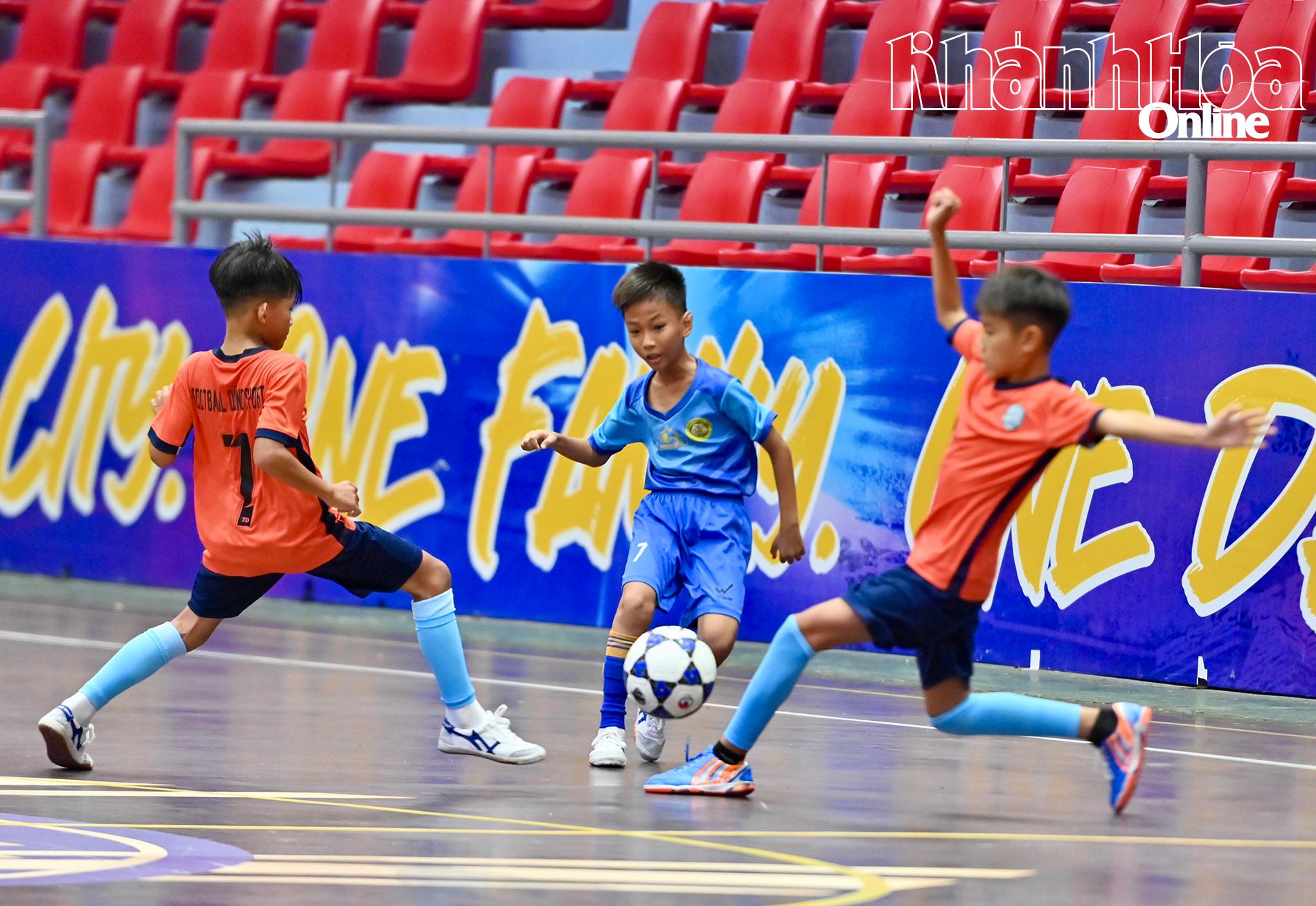 Các đội bóng tranh tài.