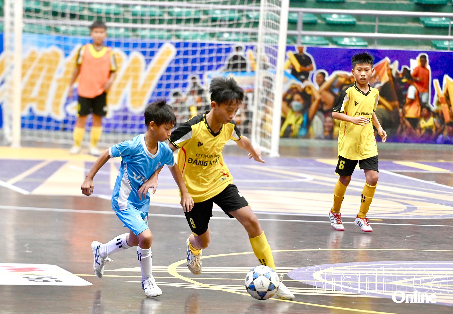 Trận chung kết giữa hai đội xã Vạn Ninh và Câu lạc bộ Vân Phong.