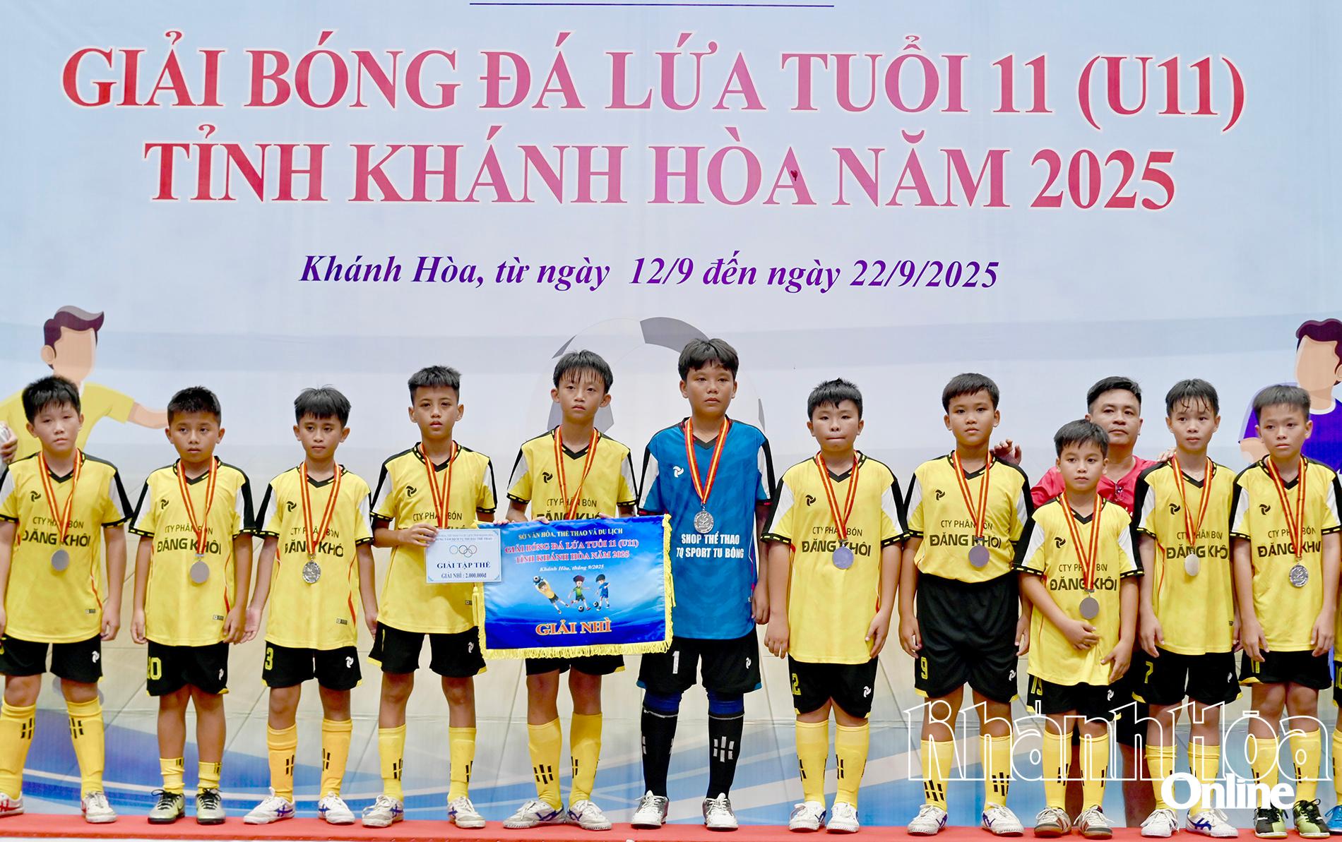 Đội bóng xã Vạn Ninh đạt ngôi á quân tại giải.