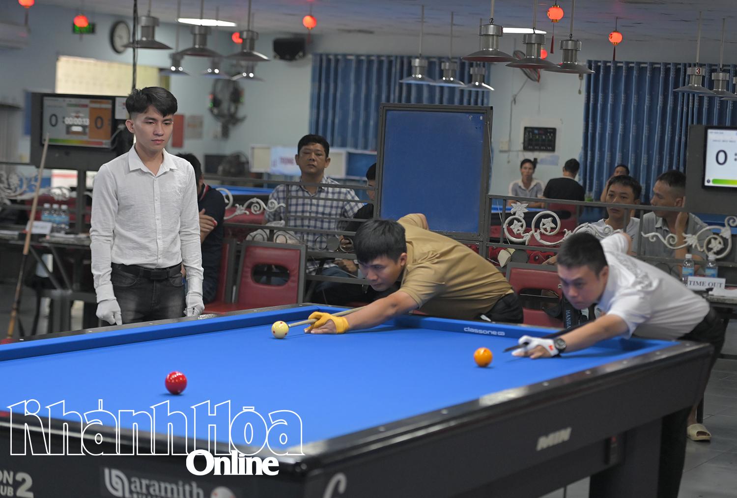 Các vận động viên chuẩn bị bước vào trận tranh tài.