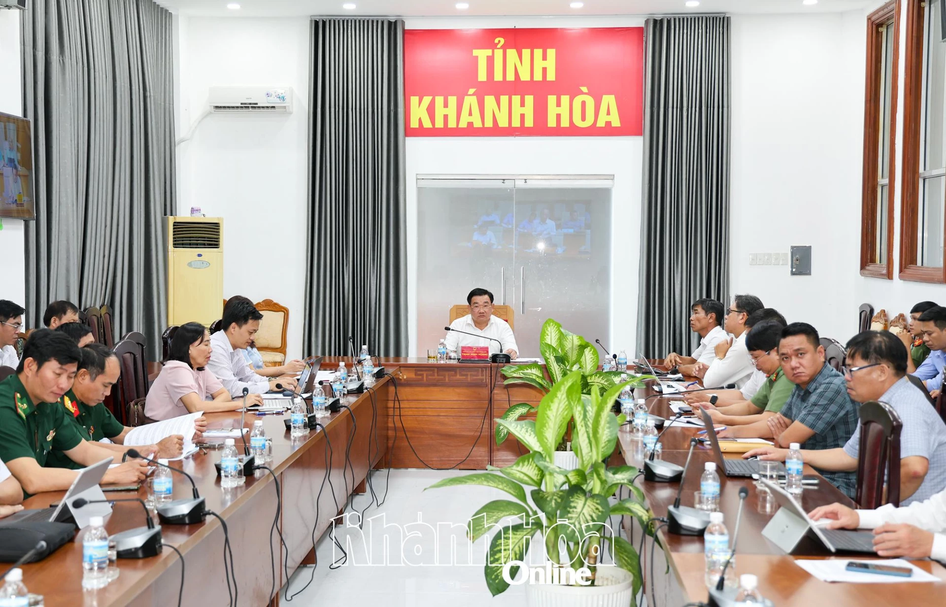 Phó Chủ tịch UBND tỉnh Trịnh Minh Hoàng chủ trì tại đầu cầu Khánh Hòa.