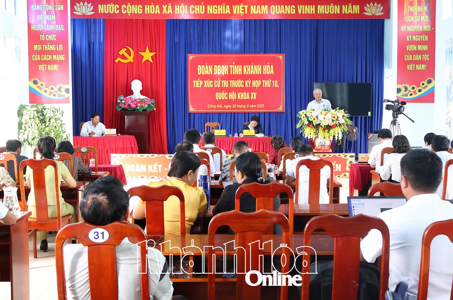 Quang cảnh buổi tiếp xúc cử tri.