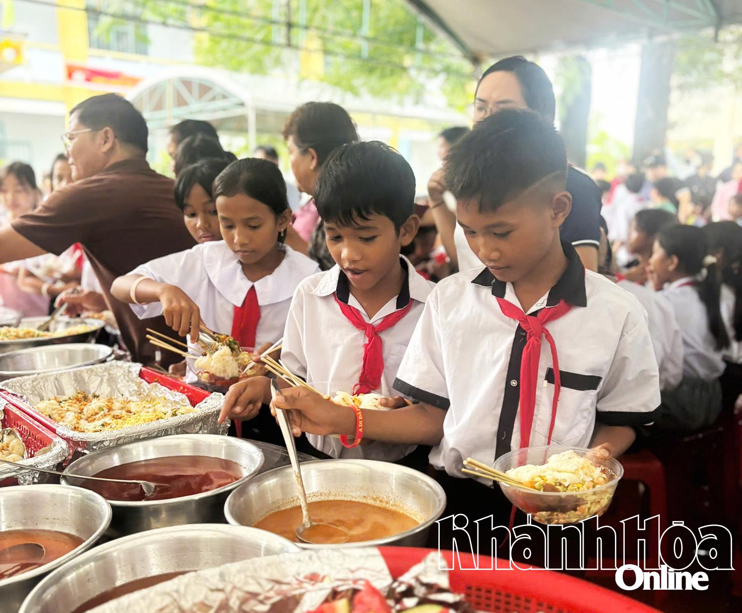 Các học sinh tham gia tiệc buffet tại chương trình.